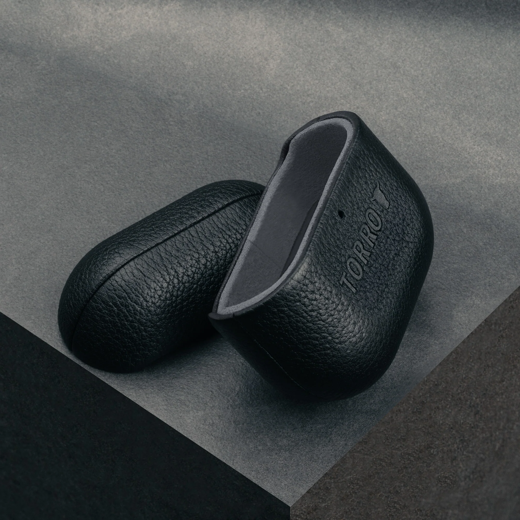 Apple AirPods Leather Case Cover (4th Gen) - Image 3