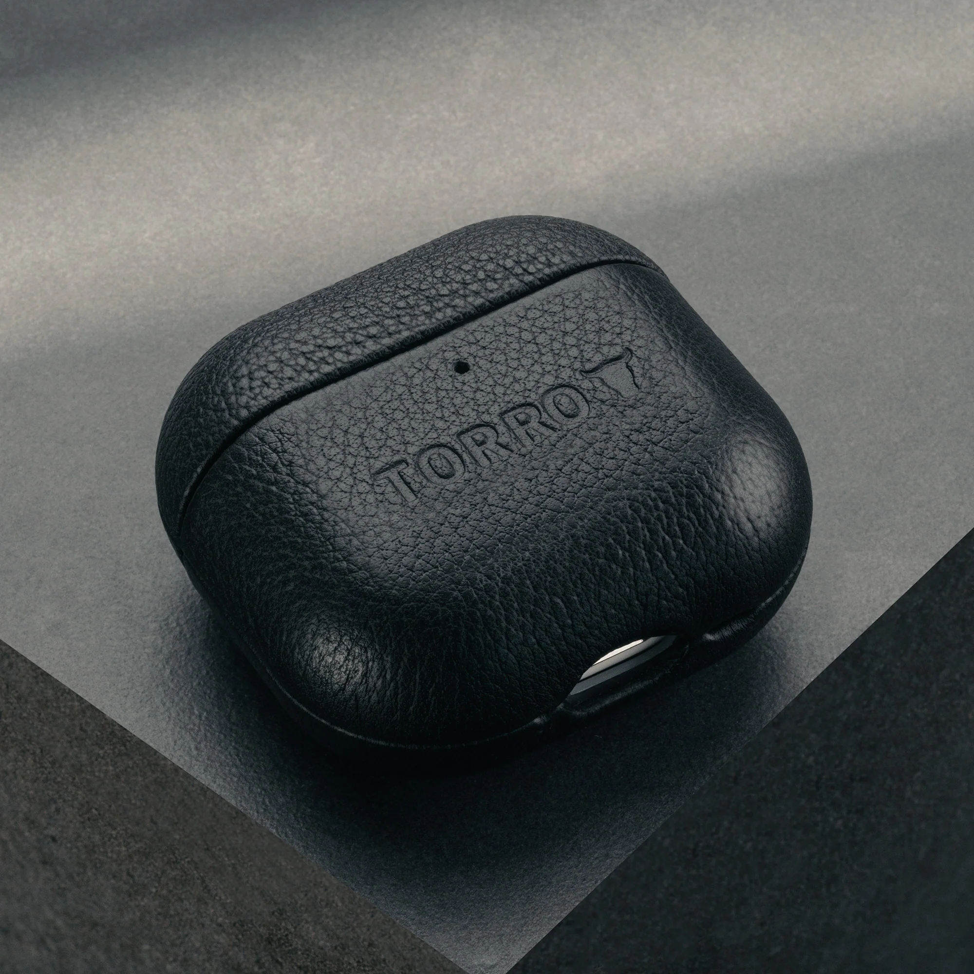 Apple AirPods Leather Case Cover (4th Gen) - Image 4