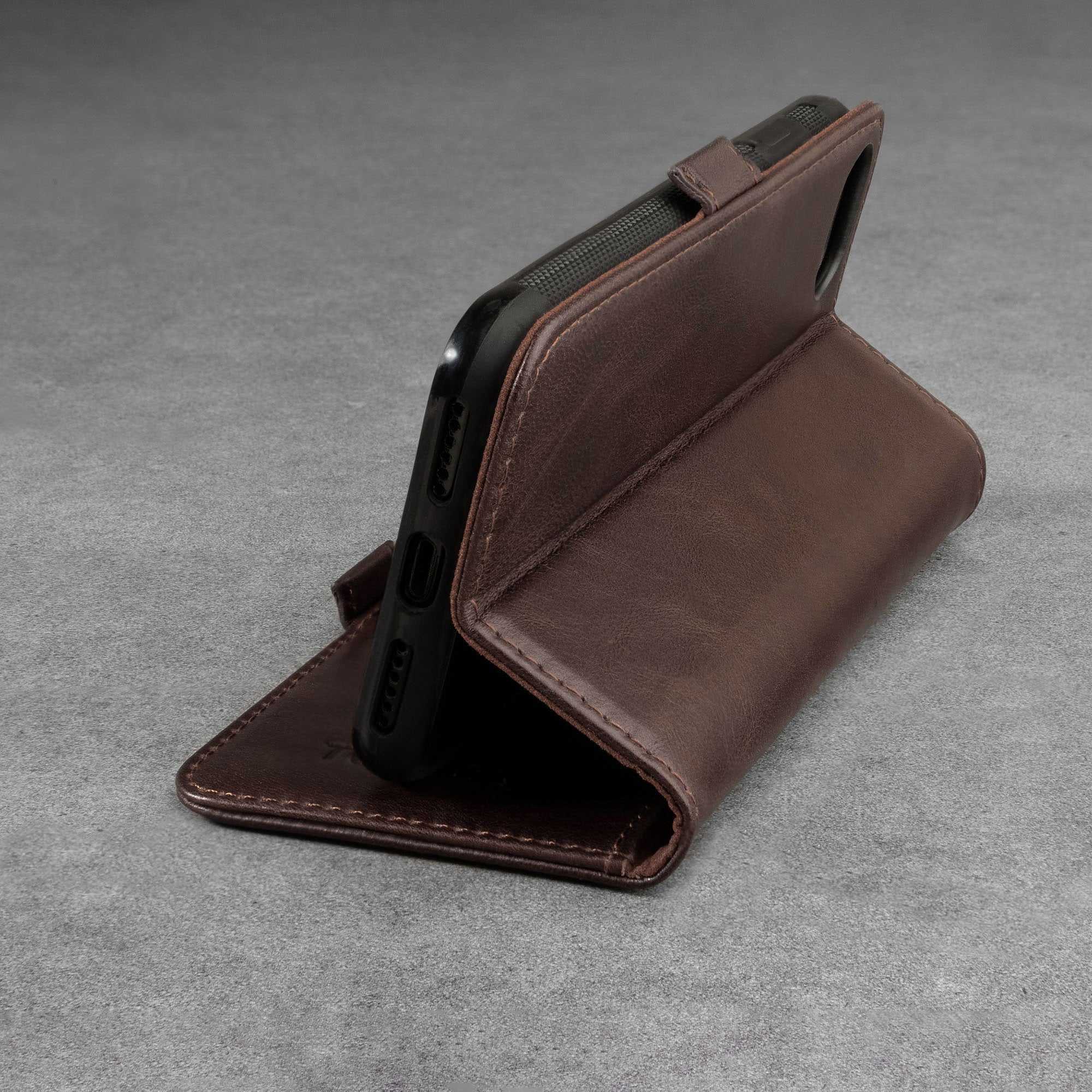 iPhone SE Leather Case (Compatible with iPhone 8/7) - Image 13